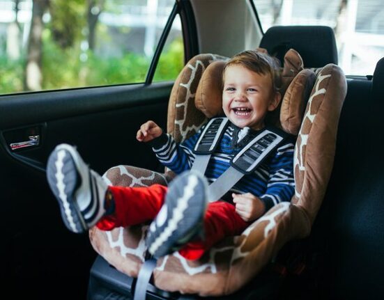 пристегнутый ребенок