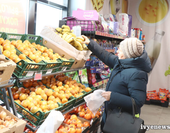 Фрукты и овощи в магазинах