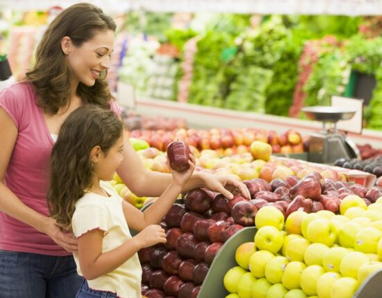 фрукты в магазине