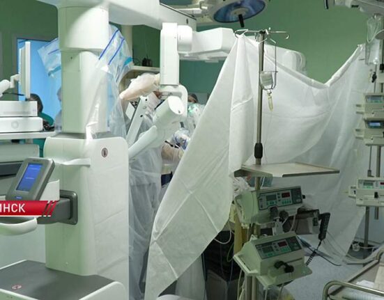 робот оперирует