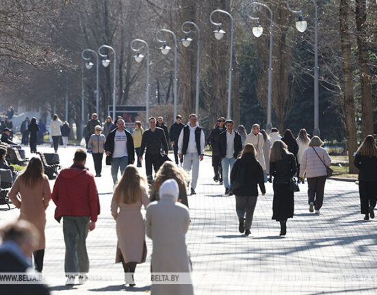 люди идут по городу