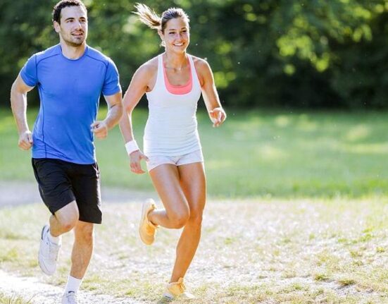 пара бегает