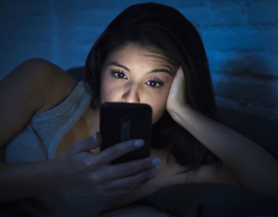 залипать в телефоне ночью