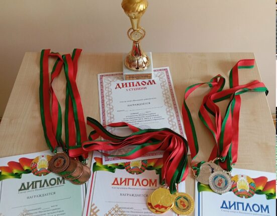 спортивный кубок и медали