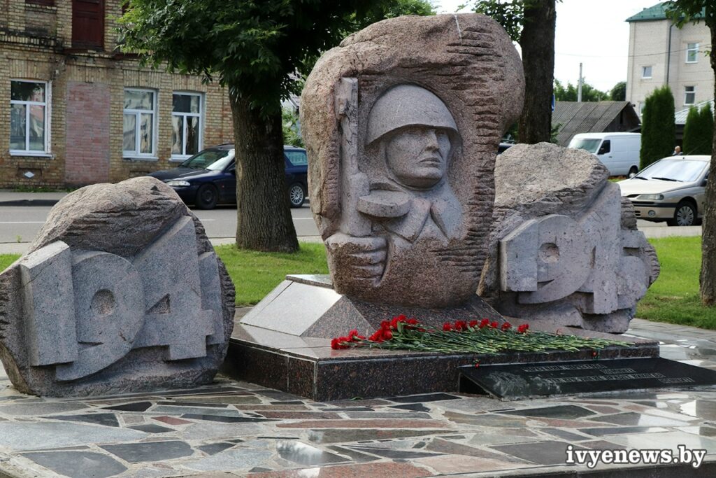 памятник воинам Великой Отечественной войны в Ивье