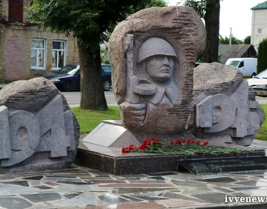 памятник воинам Великой Отечественной войны в Ивье
