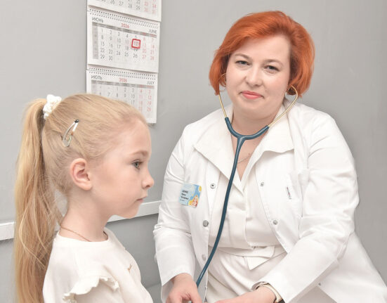 Ирина Шемяко, врач педиатр Ивьевской ЦРБ проводит прием
