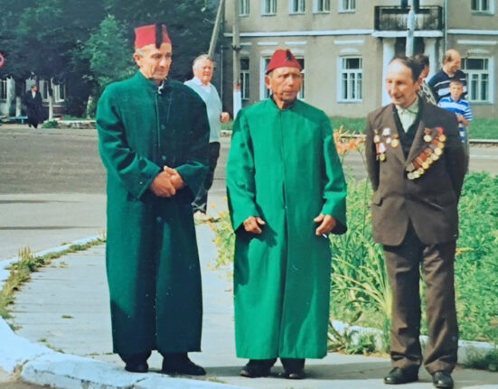 Х. Шабанович (первый справа) вместе с муэдзином С. Рафаловичем и И. Шабановичем во время празднования 600-летия поселения татар в Беларуси, 1997 г.