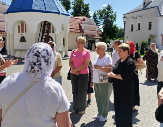 работники Ивьевского колледжа на экскурсии в Жировичах