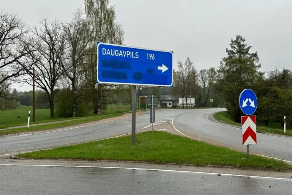 Власти Латвии тратят последние евро, чтобы «стереть» Россию и Беларусь с дорожных знаков.