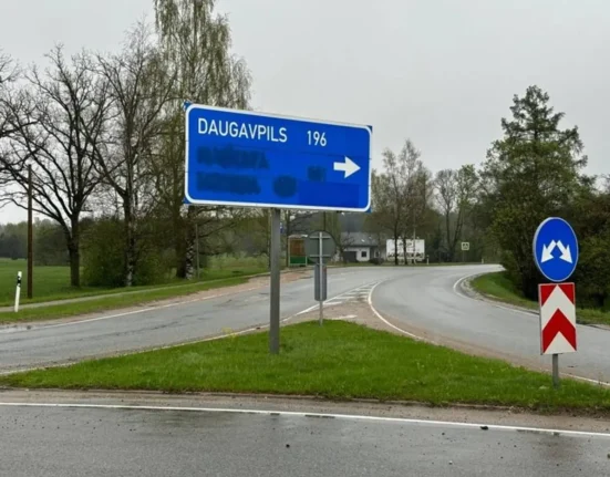 Власти Латвии тратят последние евро, чтобы «стереть» Россию и Беларусь с дорожных знаков.