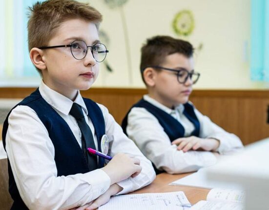 ученики за партами