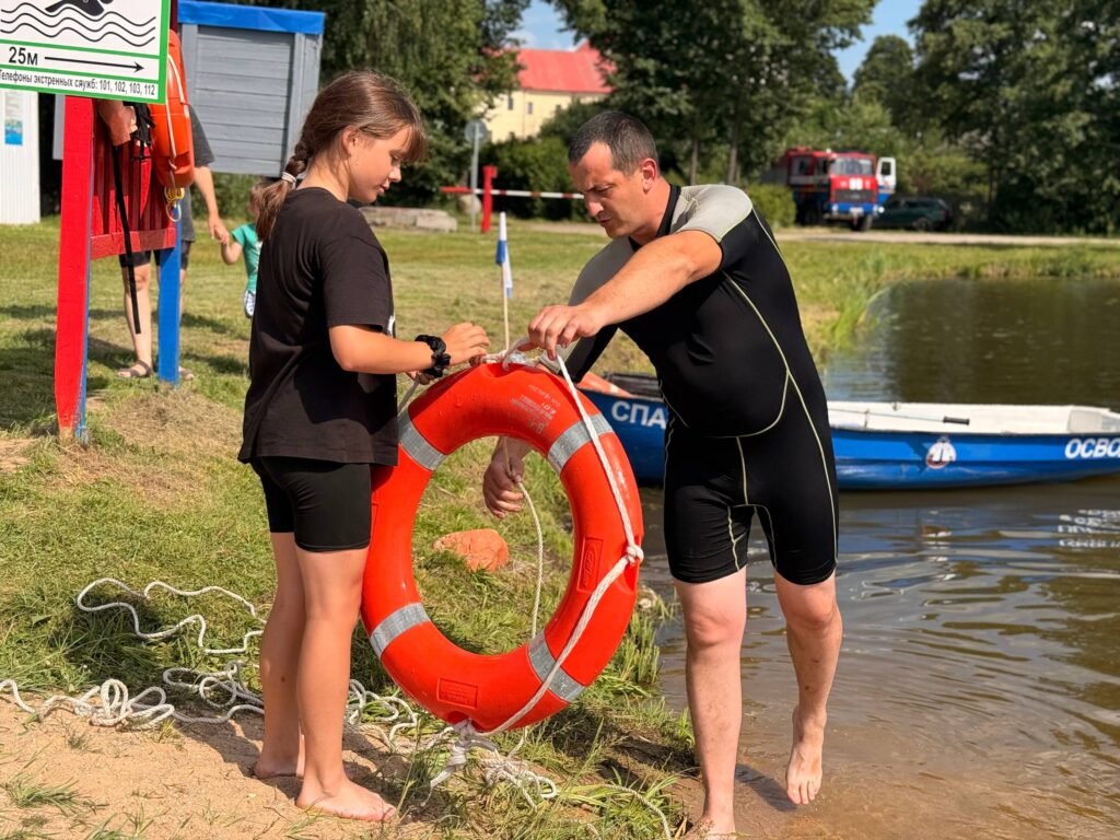 спасатели в Ивье учат детей безопасности на воде