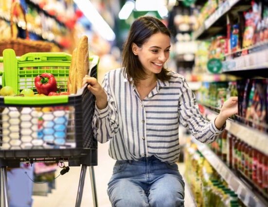 девушка в магазине продуктов