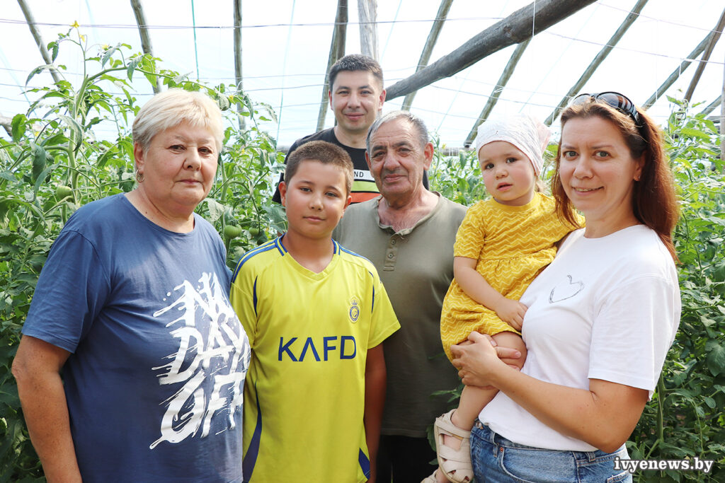 семья Радкевич, которая выращивает томаты в Ивье