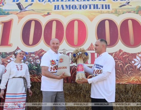 Юрий Караев награждает тысячника на уборке 2026