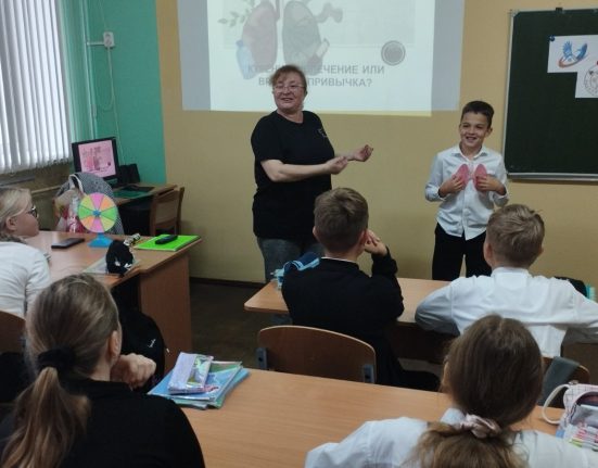 инструктор-валеолог Татьяна Кондратович проводит мероприятие для школьников