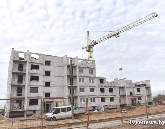 строительство 40-квартирного дома в Ивье